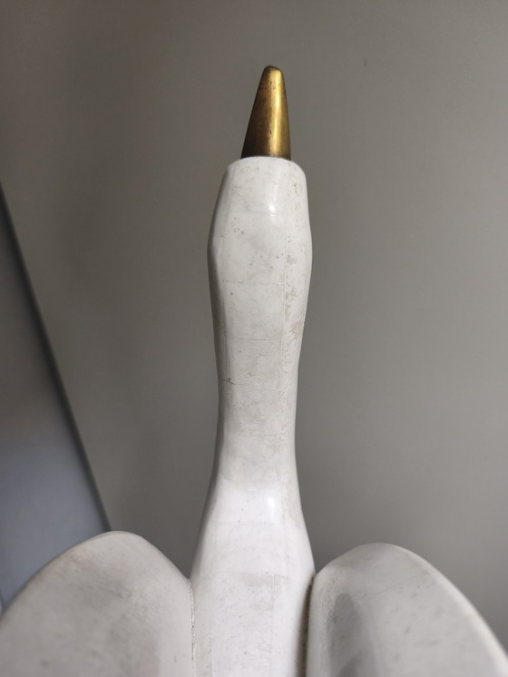 Image 1 of Autentico uccello acquatico in pietra tassellata Maitland-Smith su piedistallo - Stile Hollywood Regency