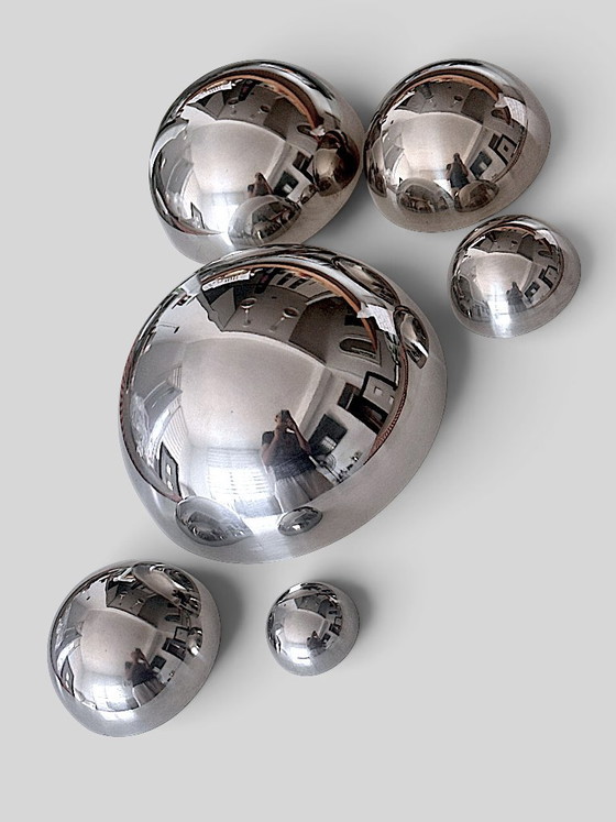 Set van 6 Sculpturale Roestvrijstalen Halve Bollen – Moderne Reflecterende Wanddecoratie – Trendy, Spiegels (photo 9 of 15)