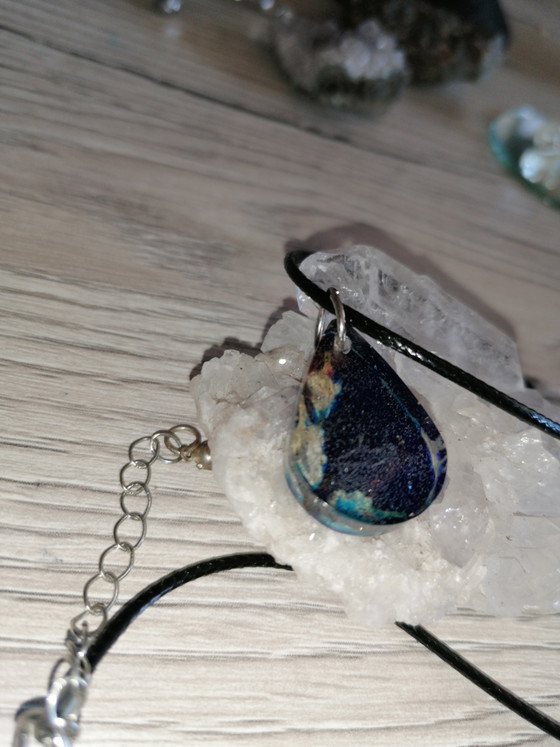 Collier vintage « fait main » avec pendentif en époxy (Galaxie) – selfe made, Objets déco, Metal, Plastic (photo 3 of 5)