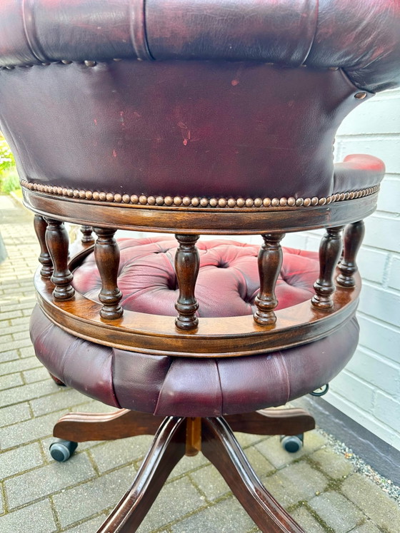 Poltrona da Capitano Chesterfield Inglese Vintage Sedia da Ufficio Mogano, Sedie da ufficio, Pelle, Rosso (foto 4 di 15)