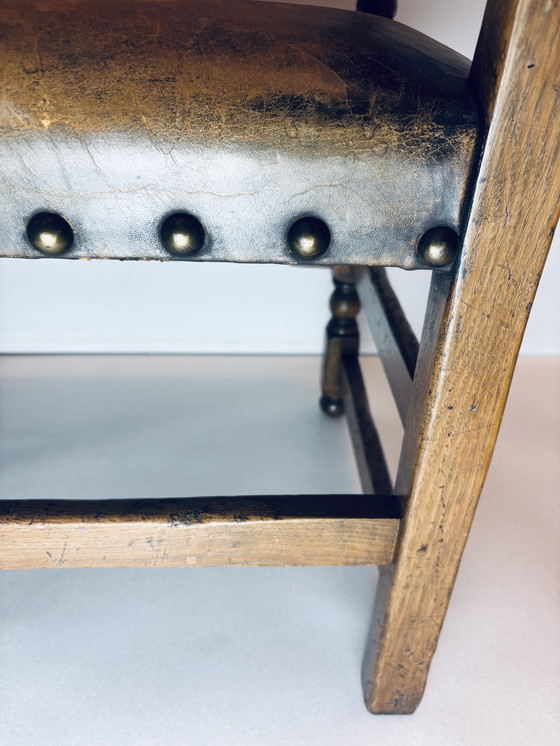 Image 1 of 🪑 Vintage eikenhouten armstoel met origineel leren bekleding (1920–1950)