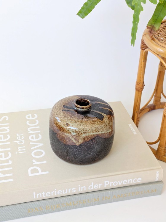 Image 1 of Vaso vintage rotondo in ceramica Studio Pottery |Smalto marrone e crema a goccia | Ceramica moderna del Medioevo