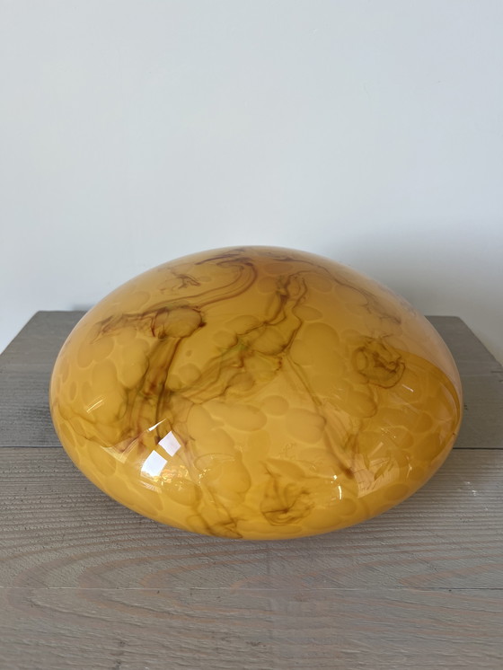 Image 1 of Handgemaakte lamp met amberkleurige, gemarmerde glazen koepel – Messing voet – E27