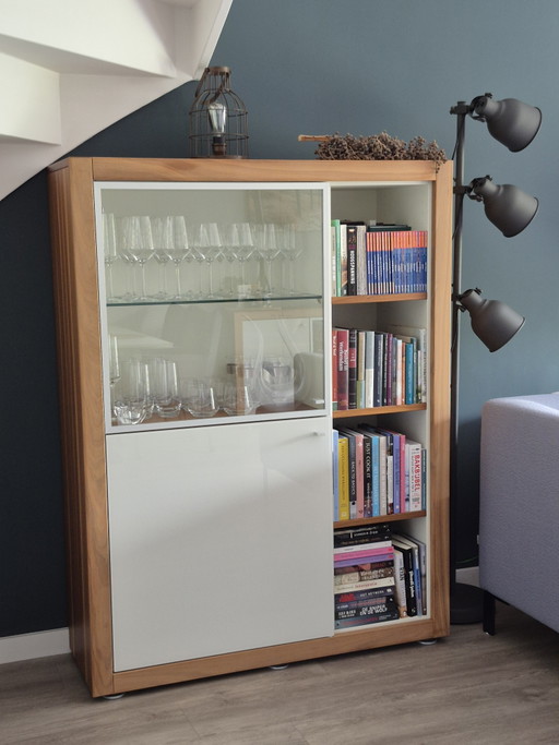 Table haute Hülsta Xelo Design – Bois de noyer, verre blanc brillant et vitrine