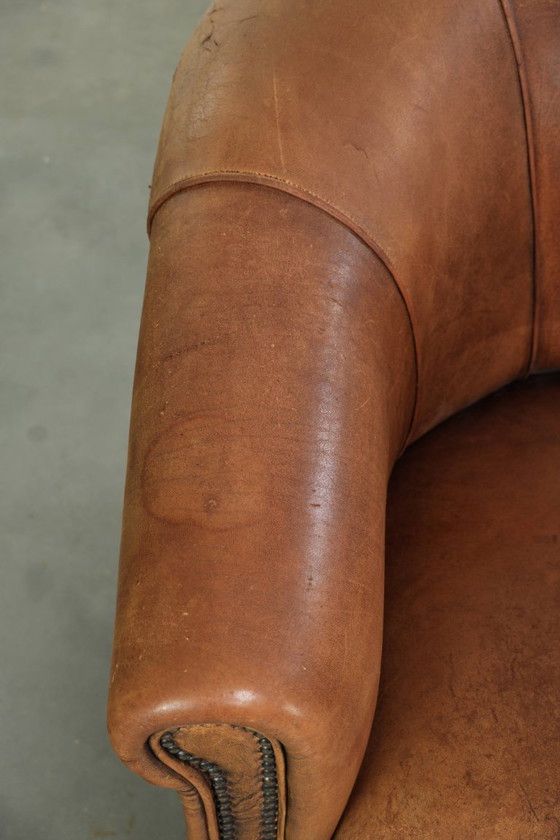 Ensemble robuste de fauteuils club vintage en cuir de mouton avec un bel aspect vieilli et une grande allure (photo 7 of 15)