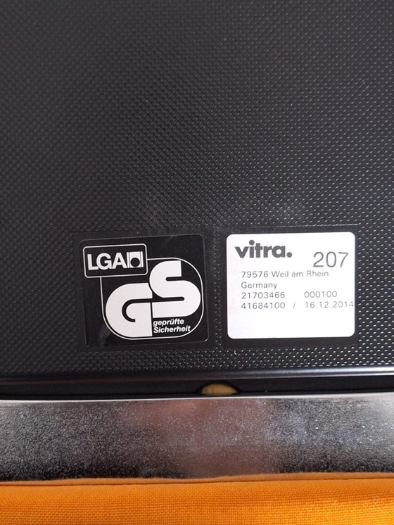 Image 1 of Vitra Visavis / Visavis 2 bureaustoel met wielen – wit en oranje