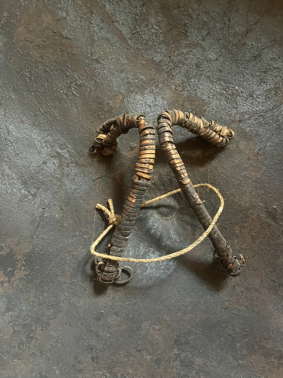 Image 1 of Scudo antico con due spade di Madura (Indonesia)