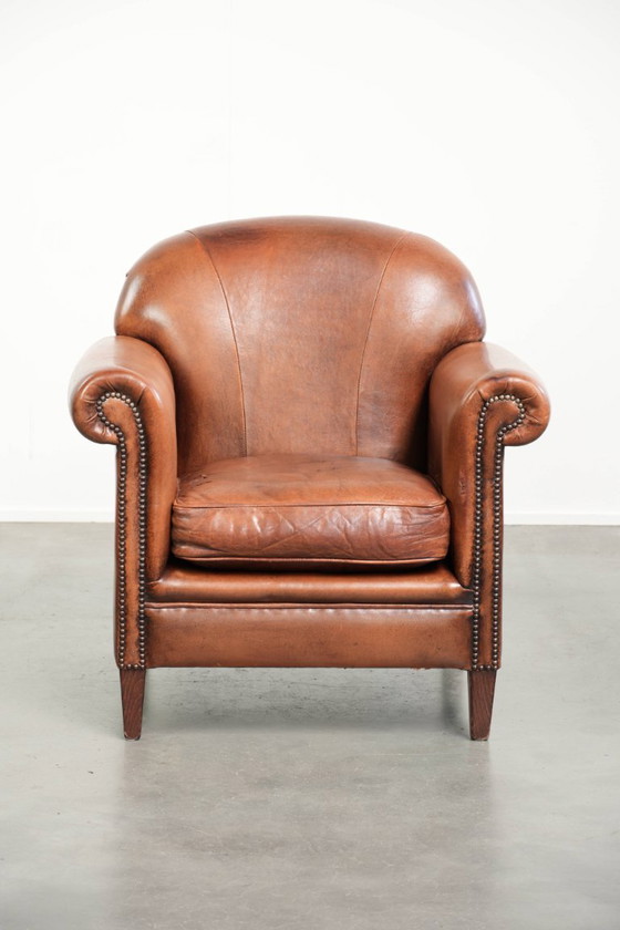 Comfortabele vintage schapenleren armchair afgewerkt met siernagels – Fauteuils, Leather, Klassiek (photo 2 of 12)