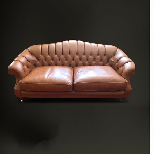 Chesterfield-Sofa 194 cm breit, braunes Leder, Beine mit Messingrädern