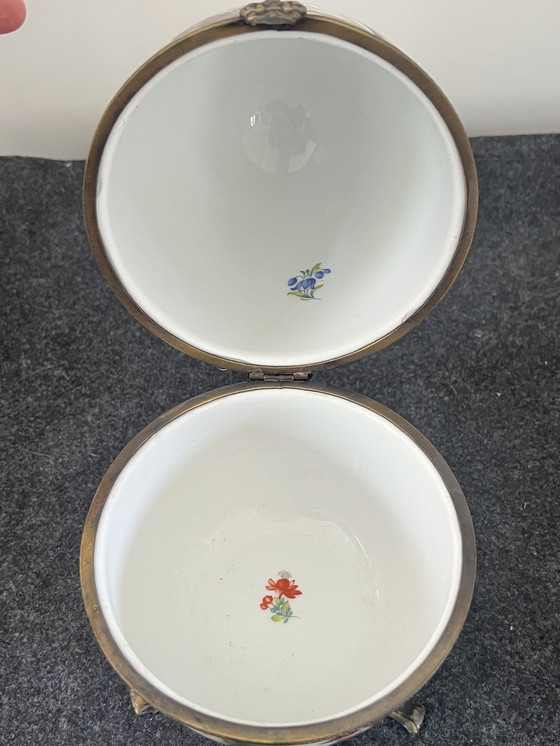 Image 1 of Großes Limoges-Ei mit Fuß und Messingbeschlägen