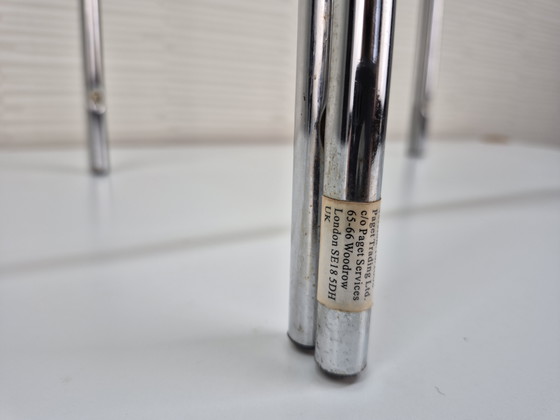 Image 1 of Table des années 1970. Table d'appoint vintage à structure tubulaire et plateau en verre.