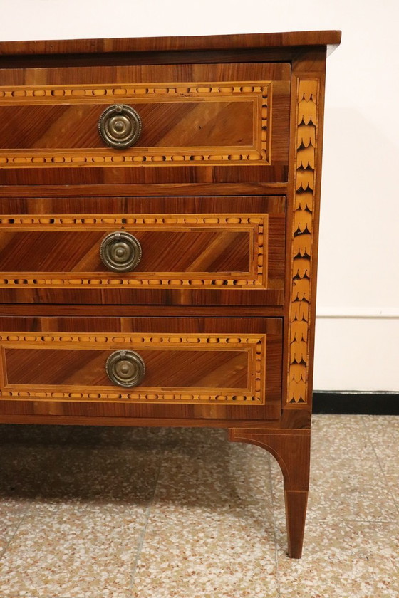 Image 1 of Cómoda antigua de nogal con incrustaciones, Italia, siglo XVIII, restaurada