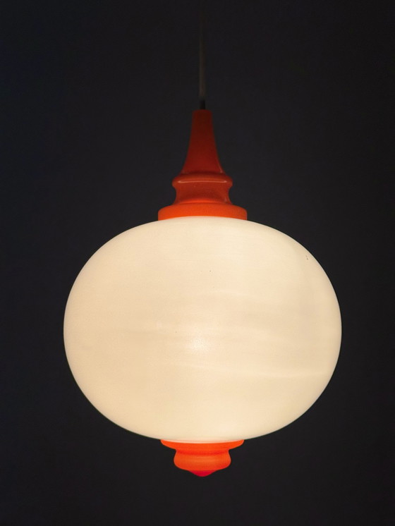 Image 1 of Space Age hanglamp met melkglazen bol en oranje accenten