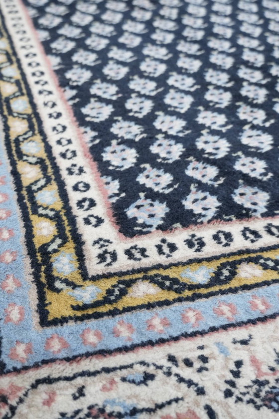 Image 1 of Tappeto vintage con tonalità prevalentemente blu e beige e motivi puliti, 300x200 cm.