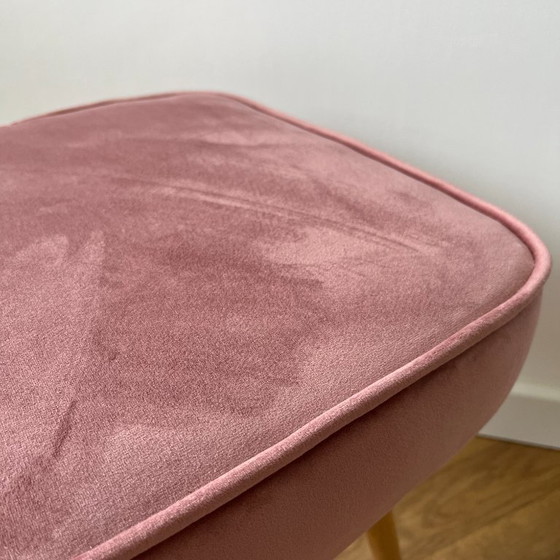 Image 1 of Roze fluwelen voetenbank, poef in mid-century modern stijl, houten poten, vintage kaptafelstoel