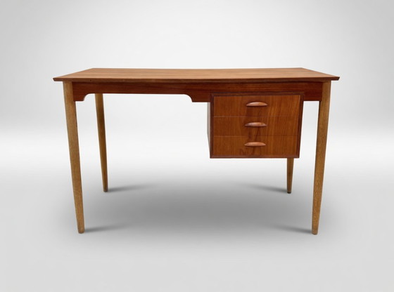 Image 1 of Dänischer kleiner Schreibtisch aus Teak und Buche, 1950er Jahre.