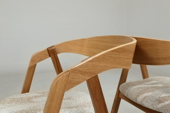 Image 1 of Een paar moderne stoelen in Scandinavisch design, gemaakt van eikenhout.