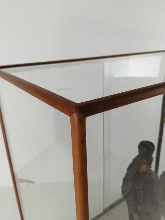 Image 1 of Vitrine de musée ancienne