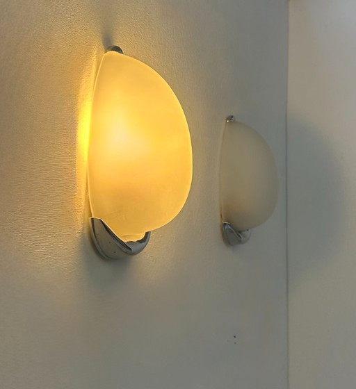 Coppia di applique vintage, metallo cromato e vetro satinato, Francia, 1980