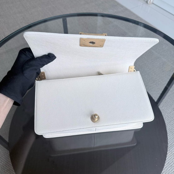 Image 1 of Chanel Boy Medium - Caviar 25CM Crème Wit Verouderde Goudkleurige Hardware Serie 26