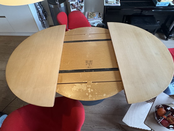 Image 1 of Artifort round/oval dining table