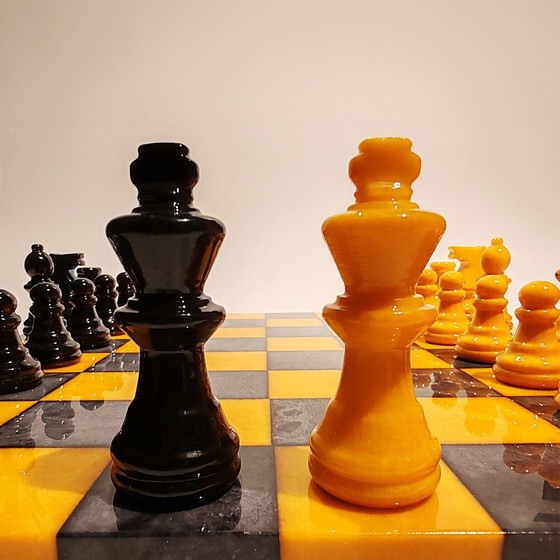 Image 1 of Juego de ajedrez de los años 70 en alabastro italiano de Volterra tallado a mano