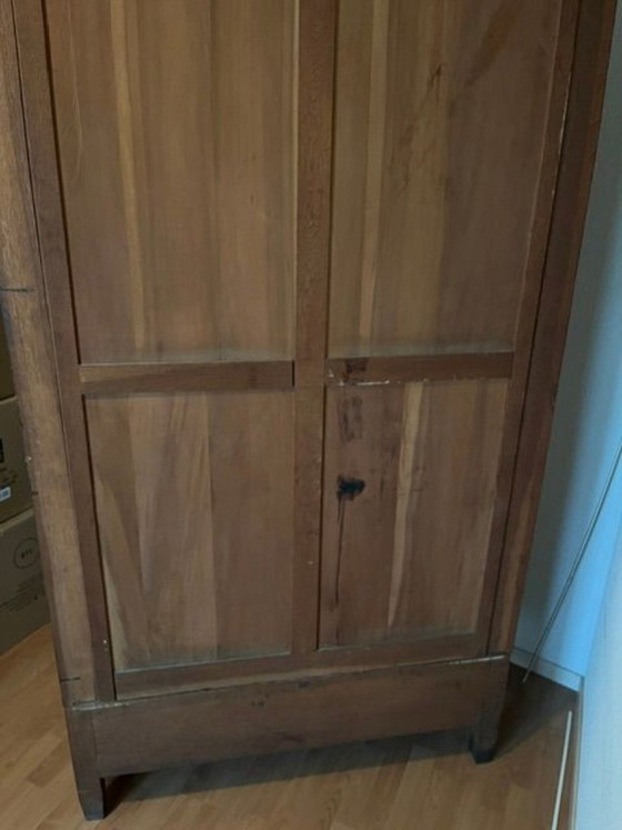 Image 1 of ANTIEKE KLEDINGKAST MET GEBOGEN KAP EN SPIEGELDEUR   
