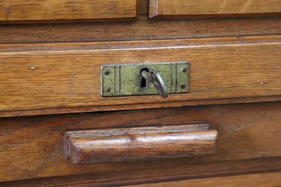 Image 1 of Archiefkast met 18 laden en luikdeur in eikenhout, Italië jaren 20