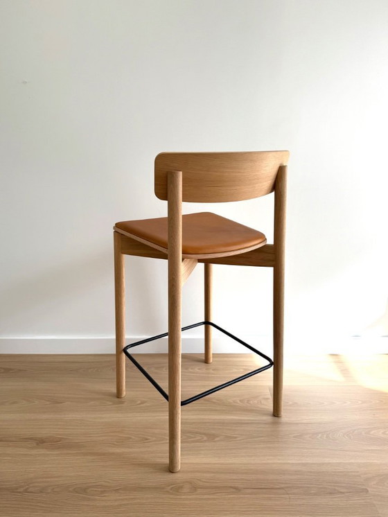 Image 1 of Chaise 2 Takt Cross Bar 75 cm en chêne et cuir