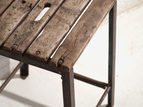 Antique industrial stool in pine wood and iron – Central Europe, circa 1950 – Industrieel (photo 18 of 33)
