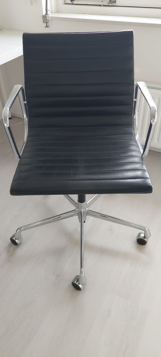 Sedia da ufficio Eames Vitra EA 117, Sedie da ufficio, Cromo, Nero (foto 3 di 5)