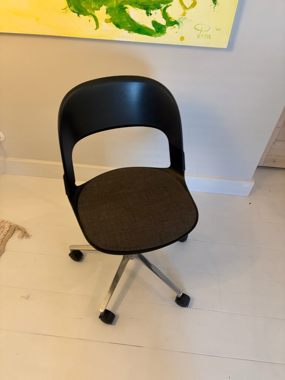 Fritz Hansen BH25 Pair Chair de Benjamin Hubert, Negro, Sillas de oficina, Aluminio, Plástico (foto 2 de 10)
