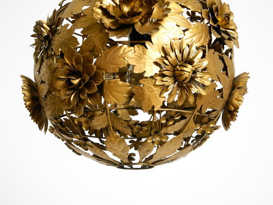 Preciosa y singular lámpara de techo esférica de metal con diseño floral, estilo Regencia de los años 70. (photo 16 of 20)