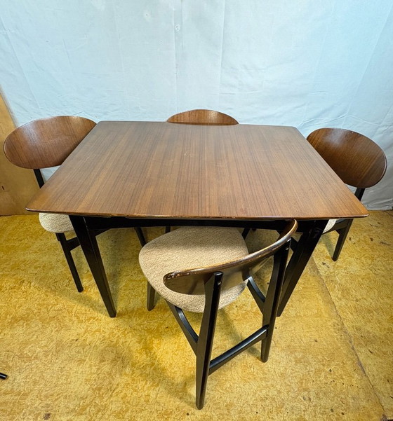 Salles à manger complètes vintage en teck du milieu du siècle | Table extensible & 4 chaises | Années 60 (photo 6 of 14)