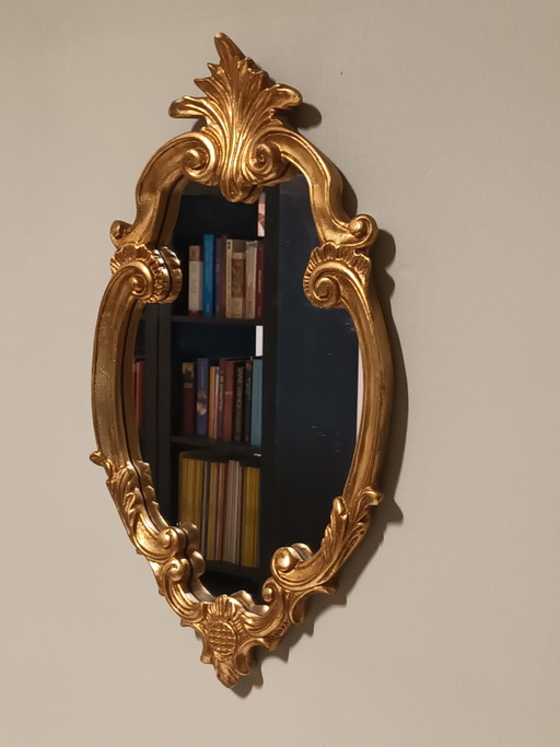 Miroir à crête dans un cadre doré de style baroque