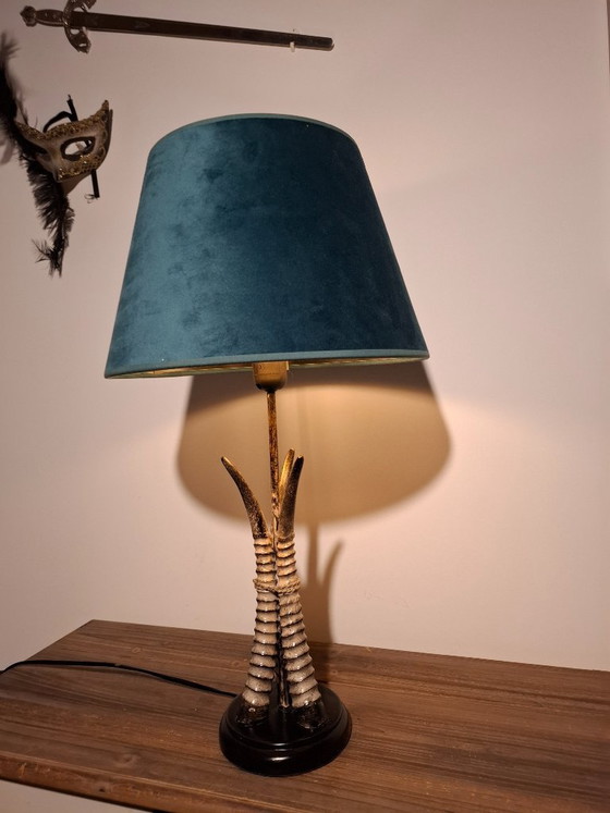 Image 1 of Lampada da tavolo rifinita a mano - Design esotico in corno con paralume in velluto color verde acqua