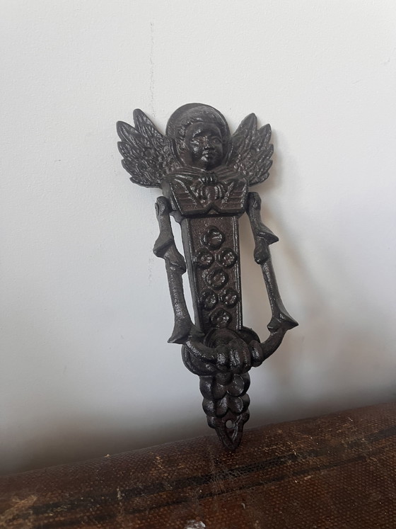 Image 1 of Battente per porta antico in ghisa a forma di angelo