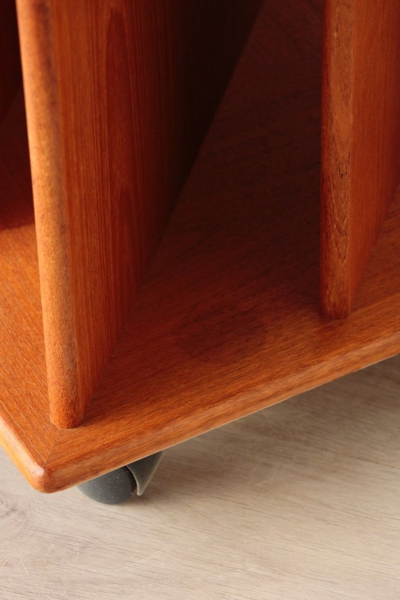 Image 1 of Vintage G Plan teakhouten bijzettafel met tijdschriftenrek en wielen (jaren 60)