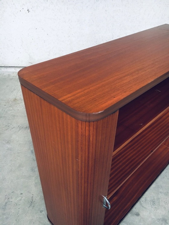 Image 1 of Archivador con puertas correderas de diseño moderno de mediados de siglo, Bélgica, años 60