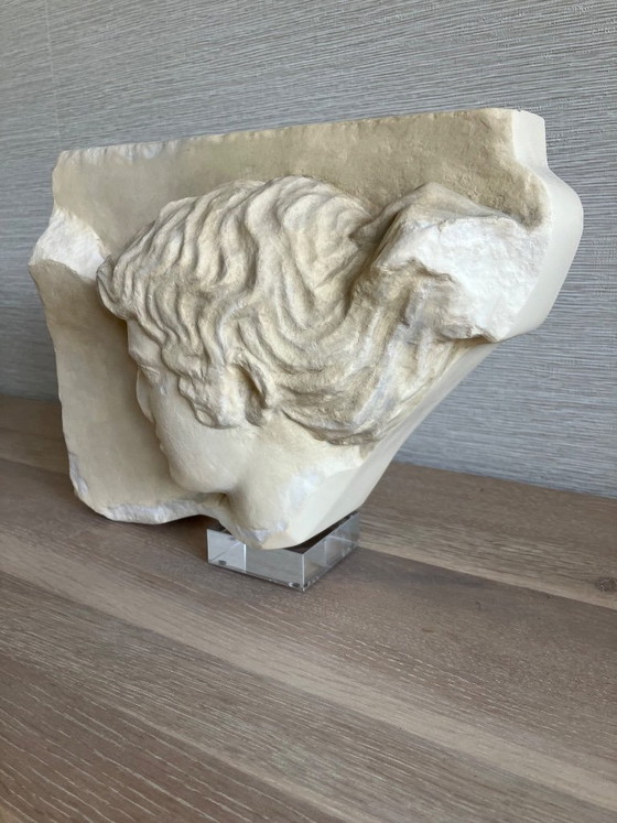 Image 1 of Réplica de la escultura de la diosa Iris, Museo de la Acrópolis, Atenas.