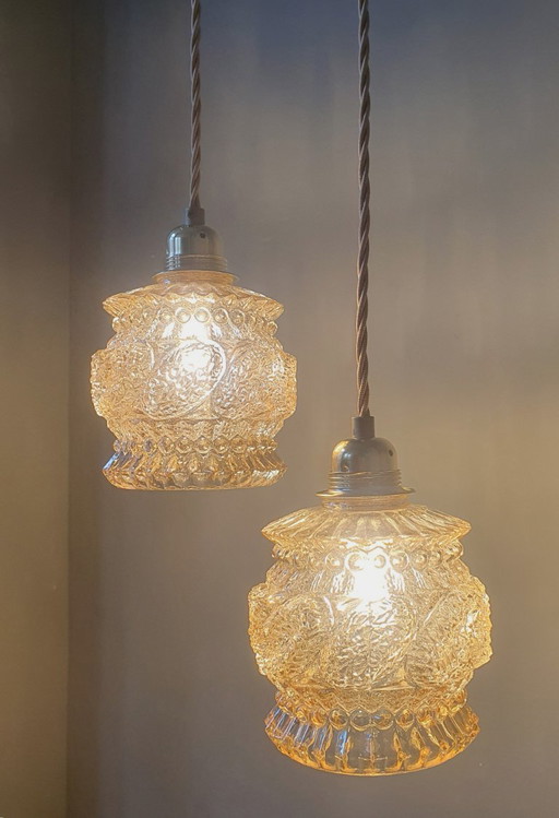 Set van 2 Vintage getextureerde rose / amber getinte hanglampen - midcentury design. 