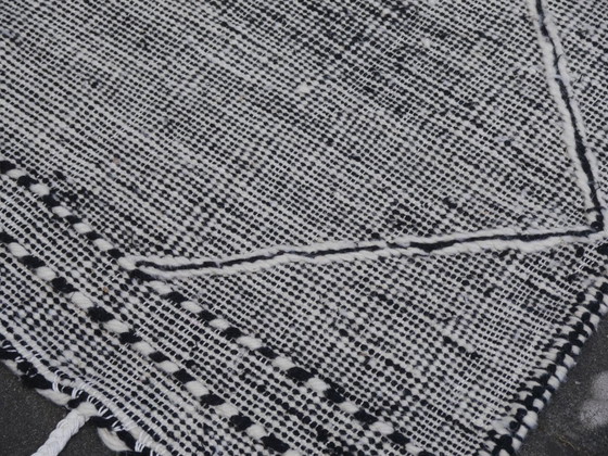 Image 1 of Kilim berbère du Maroc, 295 x 185 cm, tissé à la main, noir et blanc
