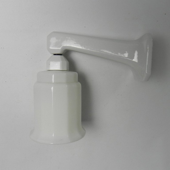 Image 1 of Porseleinen Art Deco wandlamp met opaline kap, jaren 30
