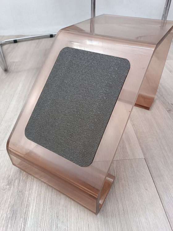 Footrest by Michel Dumas for Roche Bobois, 1970s – Footstools & poufs, Plexiglass (photo 2 of 8)