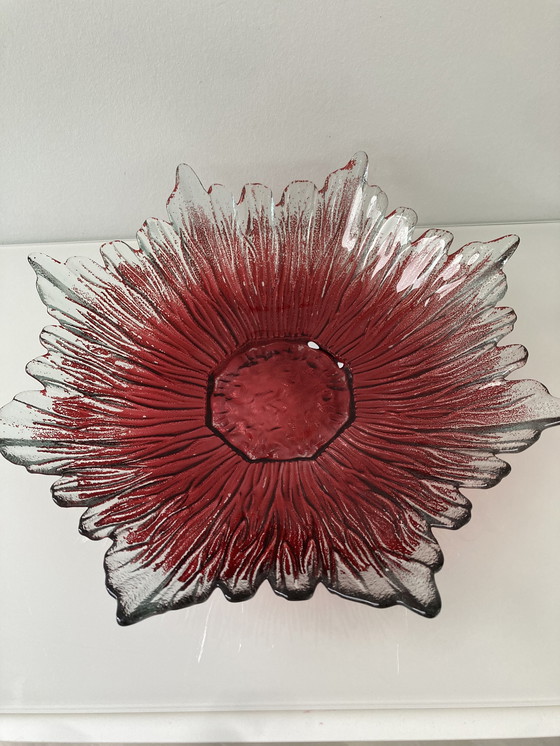 Image 1 of Classico di metà secolo: ciotola a forma di foglia in vetro con centro rosso