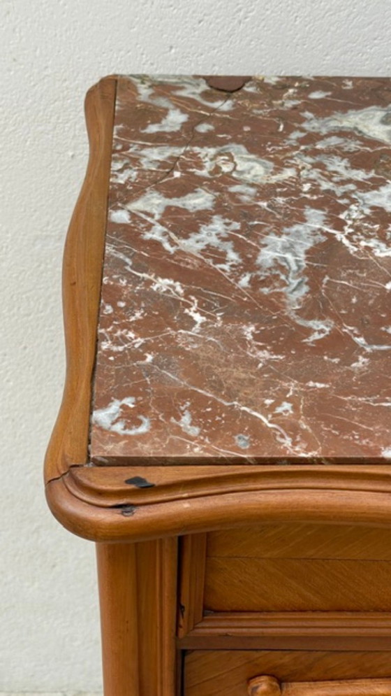 Mesita de noche antigua de madera y mármol. – Mesitas de noche, Brass, Marble (photo 6 of 35)