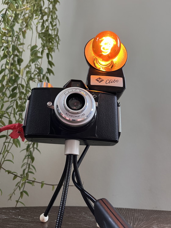 Image 1 of Lamp op retro statief met vintage Agfa camera