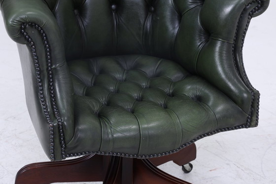 Image 1 of Captain Chair fauteuil avec roulettes | cuir vintage Chesterfield fauteuil vert antique #06-47