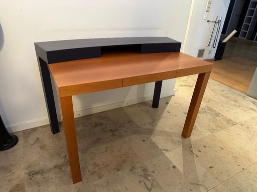 Escritorio de diseño elegante con superficie curva.