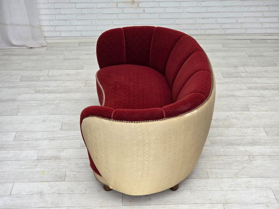 Image 1 of Canapé 2 places courbé danois des années 1960, tissu d'ameublement en laine rouge/beige.
